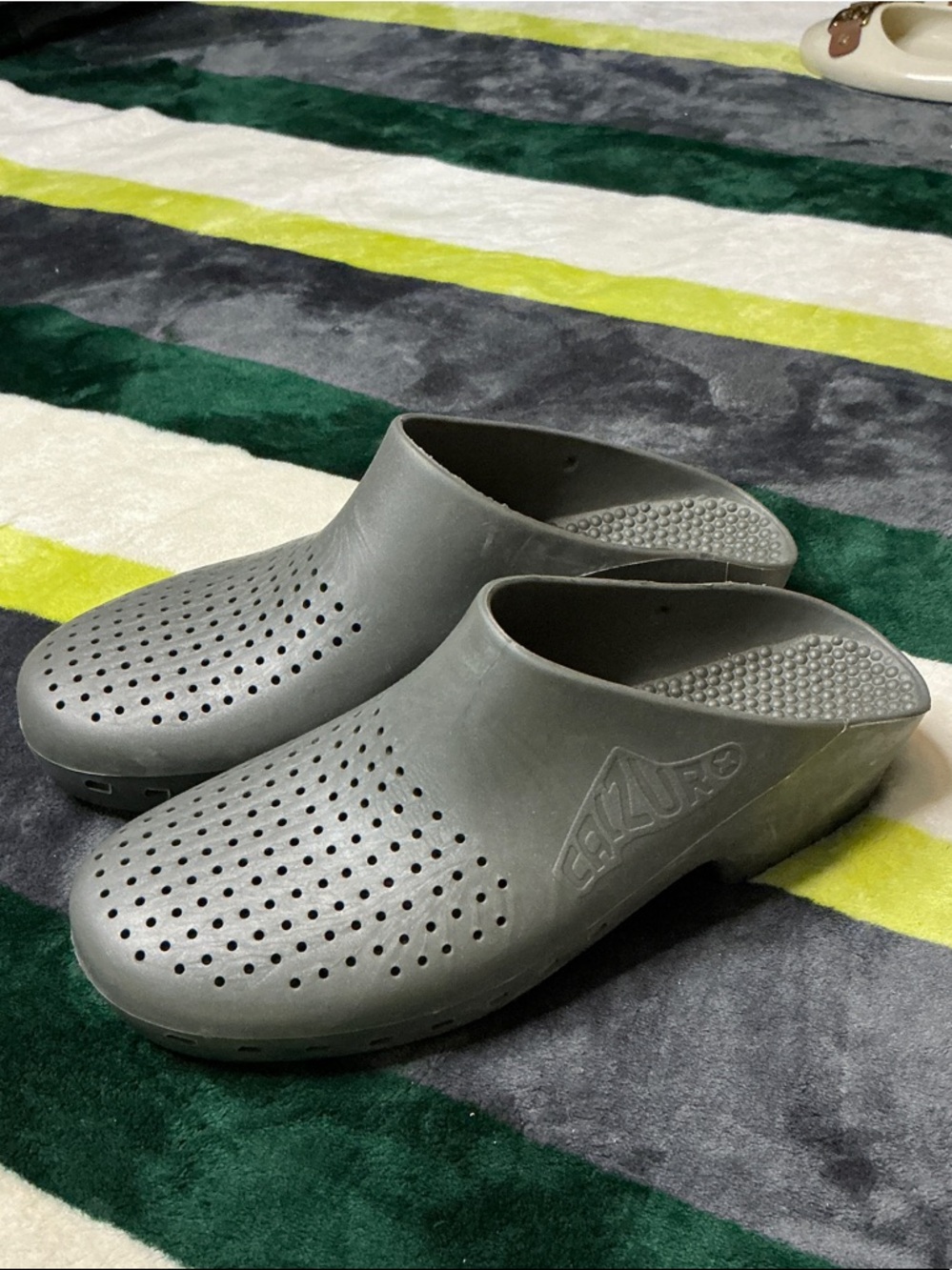 Men's Calzuro Professional Clogs with Holes Size 8-8 1/2-9